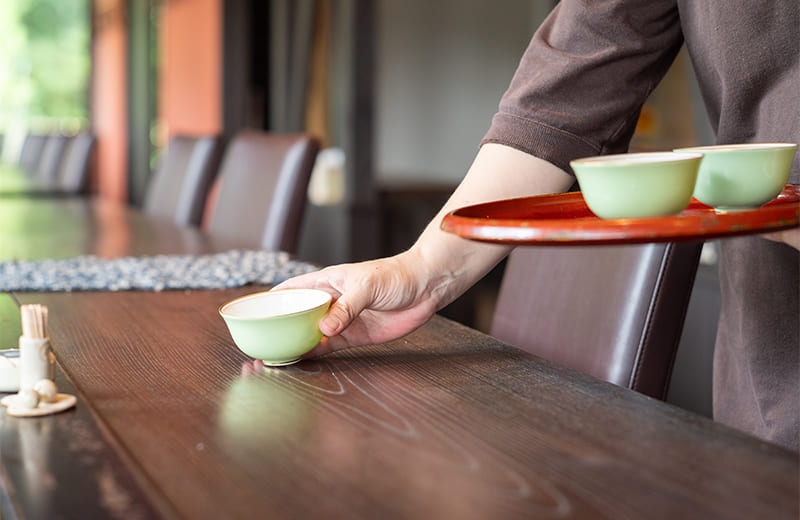 配膳中スタッフ